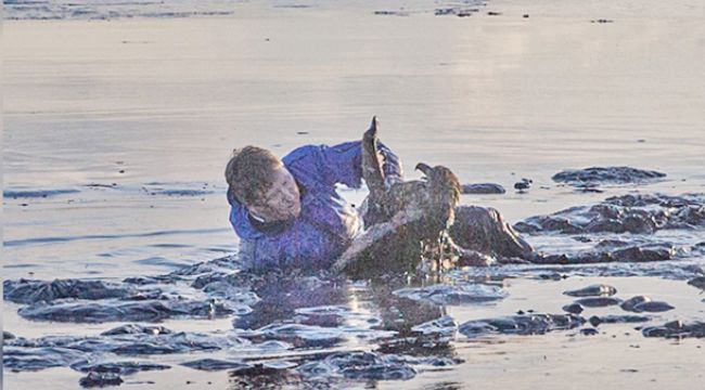 Photographer’s Gritty Mission: Crawling Through Mud to Save a Trapped Eagle