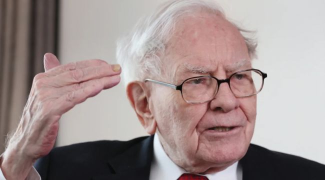 Berkshire Hathaway Grows Cash Reserves to Record $325 Billion as Buffett Reduces Apple and Bank of America Holdings